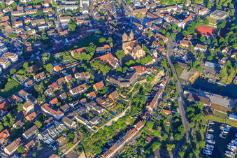 Vue aérienne de Cathédrale Saint-Étienne de Breisach vue du nord-est à Breisach am Rhein dans le département Bade-Wurtemberg, Allemagne