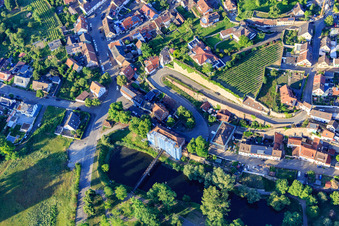 Vue aérienne de Long sentier avec vignoble dans la ville et musée d'histoire de la ville à Breisach am Rhein dans le département Bade-Wurtemberg, Allemagne