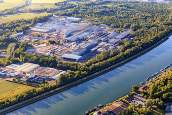 Vue aérienne de Rhenaroll SA et CONSTELLIUM au bord du Rhin à Biesheim dans le département Haut-Rhin, France
