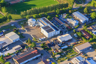 Vue aérienne de Manufacture de glaces de la Forêt-Noire GmbH à le quartier Achkarren in Vogtsburg im Kaiserstuhl dans le département Bade-Wurtemberg, Allemagne