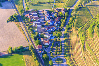 Vue aérienne de Règlement à la gare Achkarren à le quartier Achkarren in Vogtsburg im Kaiserstuhl dans le département Bade-Wurtemberg, Allemagne
