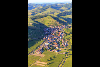 Vue aérienne de Village viticole du Kaiserstuhl vu du sud-ouest à le quartier Achkarren in Vogtsburg im Kaiserstuhl dans le département Bade-Wurtemberg, Allemagne