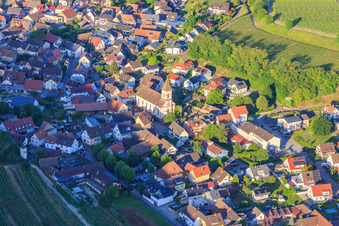 Vue aérienne de Village viticole du Kaiserstuhl avec l'église Saint-Georges vue de l'ouest à le quartier Achkarren in Vogtsburg im Kaiserstuhl dans le département Bade-Wurtemberg, Allemagne