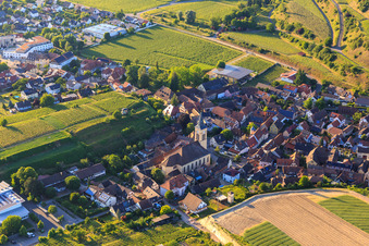 Vue aérienne de Église Saint-Jean-Baptiste à le quartier Oberrotweil in Vogtsburg im Kaiserstuhl dans le département Bade-Wurtemberg, Allemagne