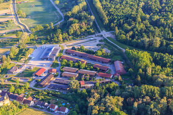 Vue aérienne de Zone industrielle de Plonweg avec MST-Landtechnik, Karl Schies GmbH et la concession de motos Roger Bühner à le quartier Burkheim in Vogtsburg im Kaiserstuhl dans le département Bade-Wurtemberg, Allemagne