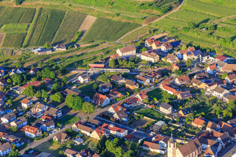 Vue aérienne de Train régional en gare Jechtingen à le quartier Jechtingen in Sasbach am Kaiserstuhl dans le département Bade-Wurtemberg, Allemagne