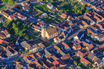 Vue aérienne de Rue du village avec l'église Saint-Côme et Damien à le quartier Jechtingen in Sasbach am Kaiserstuhl dans le département Bade-Wurtemberg, Allemagne