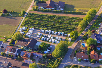 Vue aérienne de Aire de stationnement pour camping-car Gutsschenke zur Scheune à le quartier Jechtingen in Sasbach am Kaiserstuhl dans le département Bade-Wurtemberg, Allemagne