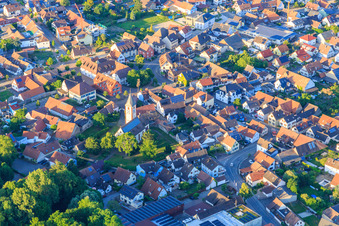 Vue aérienne de Église Saint-Martin au centre-ville à Sasbach am Kaiserstuhl dans le département Bade-Wurtemberg, Allemagne