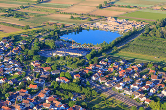 Vue aérienne de AMANN GmbH à la gravière Sasbach am Kaiserstuhl à Sasbach am Kaiserstuhl dans le département Bade-Wurtemberg, Allemagne