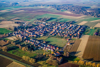 Vue aérienne de Vue du village depuis le sud-est à Barbelroth dans le département Rhénanie-Palatinat, Allemagne