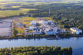 Vue aérienne de Zone industrielle et portuaire avec installations industrielles sur le Rhin appartenant à Jungbunzlauer SA et TEREOS Starch & Sweeteners Europe à Marckolsheim dans le département Bas Rhin, France