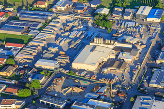 Vue aérienne de Zone industrielle de Tullastraße avec Lithonplus GmbH & Co. KG à Wyhl am Kaiserstuhl dans le département Bade-Wurtemberg, Allemagne