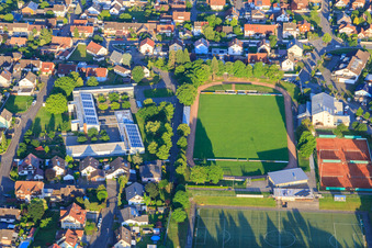 Vue aérienne de Terrain de sport du SC Wyhl à la Werkrealschule Nördlicher Kaiserstuhl à Wyhl am Kaiserstuhl dans le département Bade-Wurtemberg, Allemagne