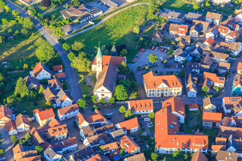 Vue aérienne de Église Saint-Blaise et maison de retraite BeneVit Haus Rheinaue à Wyhl am Kaiserstuhl dans le département Bade-Wurtemberg, Allemagne