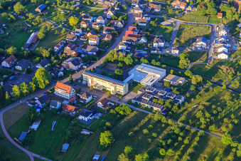 Vue aérienne de Rheinwaldhalle et garderie municipale Blumenwiese à Weisweil dans le département Bade-Wurtemberg, Allemagne