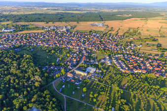 Vue aérienne de Vue de la ville depuis l'ouest à Weisweil dans le département Bade-Wurtemberg, Allemagne