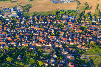 Vue aérienne de Vue de la ville depuis l'ouest avec l'église protestante à Weisweil dans le département Bade-Wurtemberg, Allemagne