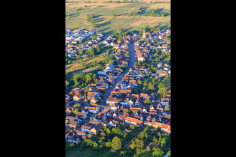 Vue aérienne de De Kirchstraße à St. Ulrich à le quartier Oberhausen in Rheinhausen dans le département Bade-Wurtemberg, Allemagne