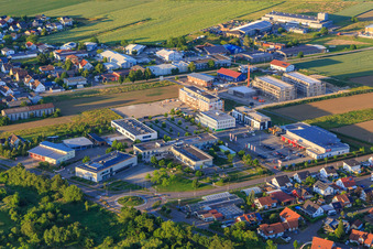 Vue aérienne de Zone commerciale avec centre communautaire Rheinhausen, soins dans la Maison des générations St. Josef | Association des Sœurs et REWE à le quartier Oberhausen in Rheinhausen dans le département Bade-Wurtemberg, Allemagne