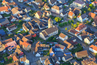 Vue aérienne de Église Saint-Michel à le quartier Niederhausen in Rheinhausen dans le département Bade-Wurtemberg, Allemagne
