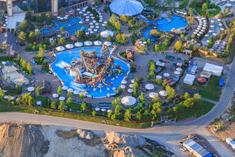 Vue oblique de Svalgurok, Spiralrok - toboggan en spirale et Slalomrok - toboggan de slalom sauvage à Rulantica à Europapark Rust à Rust dans le département Bade-Wurtemberg, Allemagne