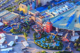 Vue aérienne de Vildfål - Toboggan à chute libre et Munin - Toboggan à double sens de Rulantica à Europa-Park Rust à Rust dans le département Bade-Wurtemberg, Allemagne