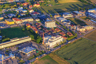 Vue aérienne de Hôtel Babylon Royal & Spa et Hôtel Holiday Inn Express Ringsheim à Ringsheim dans le département Bade-Wurtemberg, Allemagne