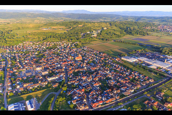 Vue aérienne de Vue de la ville au-delà de la voie ferrée depuis le nord-ouest à Ringsheim dans le département Bade-Wurtemberg, Allemagne