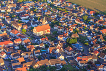Vue aérienne de Église paroissiale Saint-Jean-Baptiste et cimetière au centre-ville à Ringsheim dans le département Bade-Wurtemberg, Allemagne