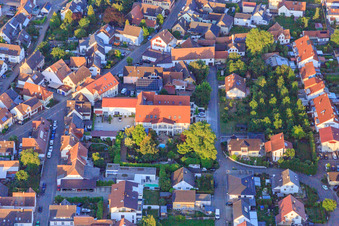 Vue aérienne de Jardin d'enfants Iban Dwarf Oasis à le quartier Altdorf in Ettenheim dans le département Bade-Wurtemberg, Allemagne