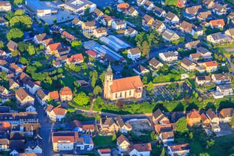 Vue aérienne de Église Saint-Nicolas au cimetière à le quartier Altdorf in Ettenheim dans le département Bade-Wurtemberg, Allemagne