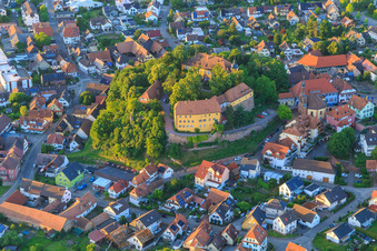 Vue aérienne de Château et église du château Mahlberg à Mahlberg dans le département Bade-Wurtemberg, Allemagne