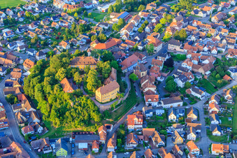 Vue oblique de Château et église du château Mahlberg à Mahlberg dans le département Bade-Wurtemberg, Allemagne
