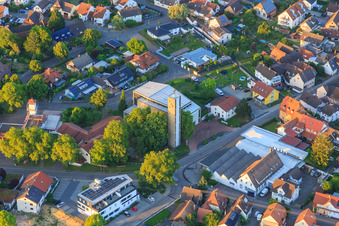 Vue aérienne de Église de Ius et Emil Bühler GmbH & Co KG à Kippenheim dans le département Bade-Wurtemberg, Allemagne
