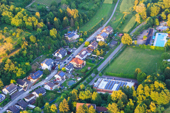 Vue aérienne de Schmieheimer Straße avec piscine extérieure Kippenheim à Kippenheim dans le département Bade-Wurtemberg, Allemagne
