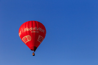 Vue aérienne de Montgolfière Media Markt Halberstadt D-OMMH à Aschersleben dans le département Saxe-Anhalt, Allemagne