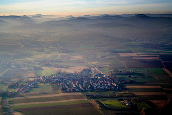 Vue aérienne de Vue sur le village à Barbelroth dans le département Rhénanie-Palatinat, Allemagne