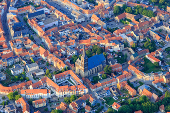 Vue aérienne de Vieille ville historique avec l'église Saint-Étienne, le marché et Tie à Aschersleben dans le département Saxe-Anhalt, Allemagne
