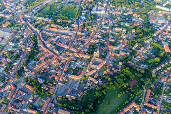 Photographie aérienne de Vieille ville historique avec l'église Saint-Étienne, le marché et Tie à Aschersleben dans le département Saxe-Anhalt, Allemagne