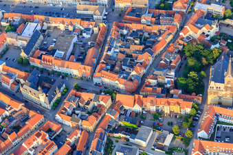 Vue aérienne de Marché avec la mairie et l'administration municipale à Aschersleben dans le département Saxe-Anhalt, Allemagne