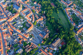 Vue aérienne de Place du château avec l'école du château à Aschersleben dans le département Saxe-Anhalt, Allemagne