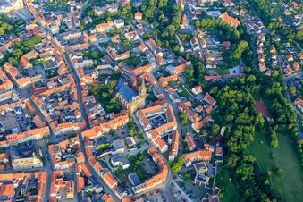 Vue oblique de Vieille ville historique avec l'église Saint-Étienne, le marché et Tie à Aschersleben dans le département Saxe-Anhalt, Allemagne