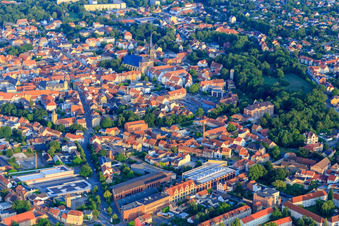 Vue aérienne de Magdeburger Straße avec l'école professionnelle I du Salzlandkreis WEMA à Aschersleben dans le département Saxe-Anhalt, Allemagne