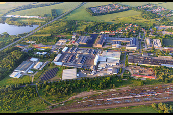 Vue aérienne de Zone industrielle Walter-Kersten-Straße avec AGRAVIS Technik Sachsen-Anhalt/Brandenburg GmbH, SCHIESS Werkzeugmaschinenfabrik GmbH et MAWEA Majoranwerk Aschersleben GmbH à Aschersleben dans le département Saxe-Anhalt, Allemagne