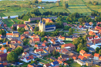 Vue aérienne de Église du Kirchberg à le quartier Frose in Seeland dans le département Saxe-Anhalt, Allemagne
