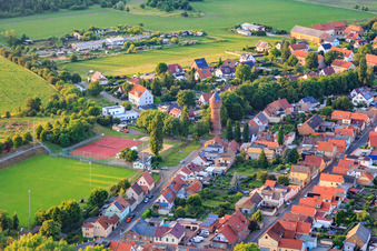 Vue aérienne de Terrain de sport et château d'eau historique à le quartier Frose in Seeland dans le département Saxe-Anhalt, Allemagne