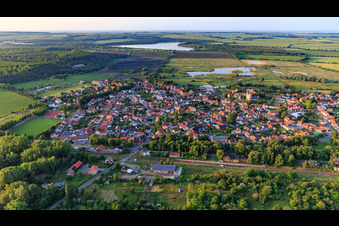 Vue aérienne de Vue de la ville avec la gare à le quartier Frose in Seeland dans le département Saxe-Anhalt, Allemagne