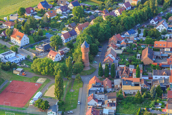 Vue aérienne de Château d'eau historique à le quartier Frose in Seeland dans le département Saxe-Anhalt, Allemagne