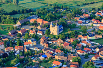 Vue aérienne de Église du Kirchberg à le quartier Frose in Seeland dans le département Saxe-Anhalt, Allemagne